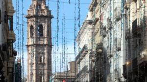 Vista de la plaza de Valencia decorada con luces navideñas