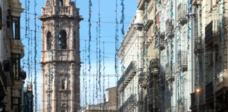 Vista de la plaza de Valencia decorada con luces navideñas