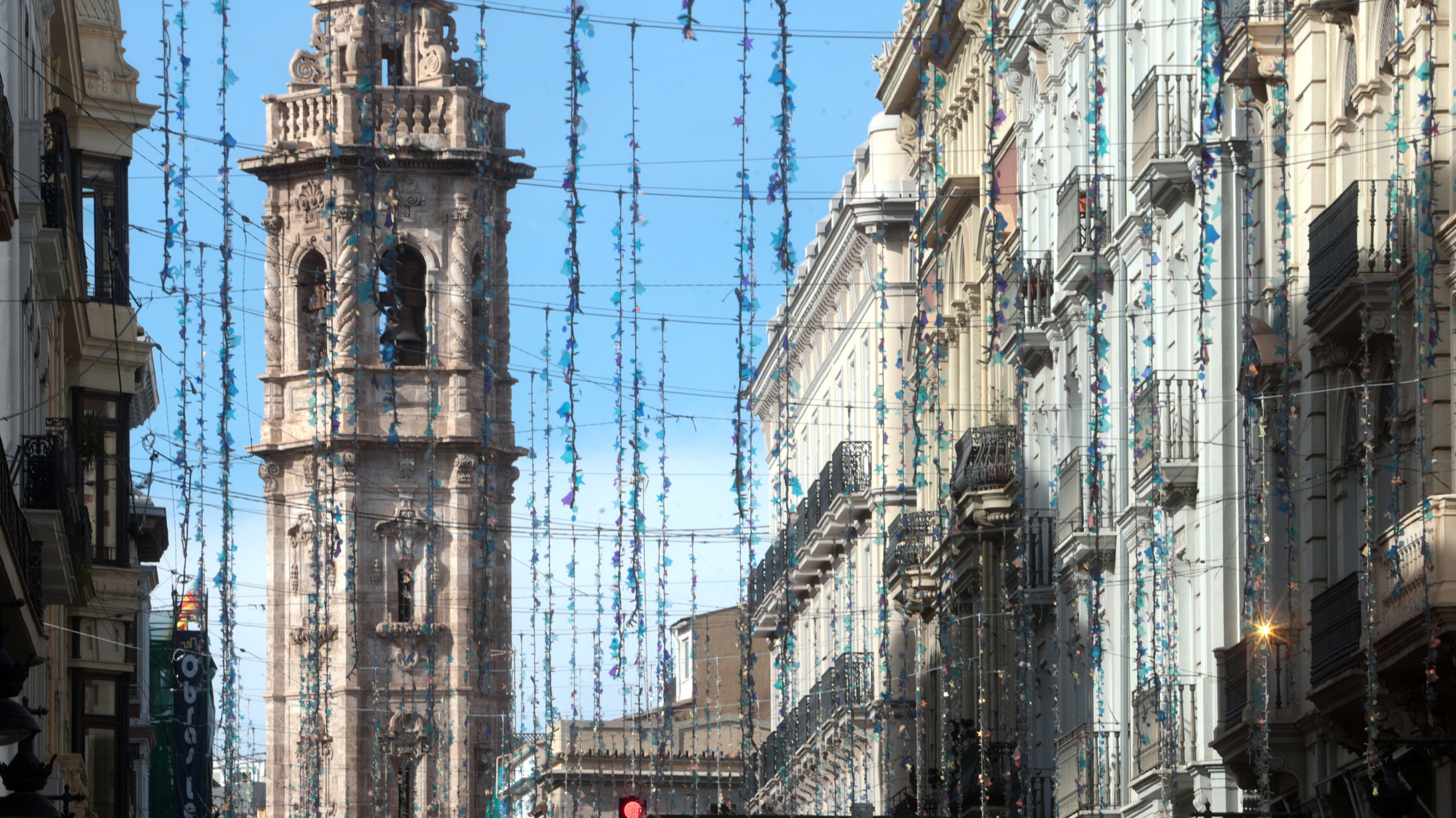 Vista de la plaza de Valencia decorada con luces navideñas