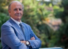 Fallece Luis Miralles, expresidente y referente de Casa Caridad Luis Miralles, expresidente de Casa Caridad, posando con una sonrisa.