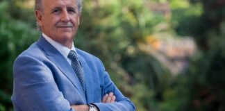 Luis Miralles, expresidente de Casa Caridad, posando con una sonrisa.