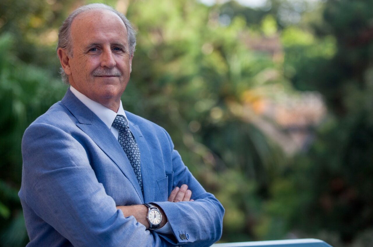 Luis Miralles, expresidente de Casa Caridad, posando con una sonrisa.