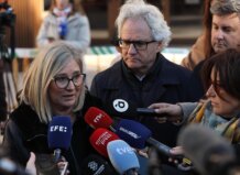 Mamen Peris ofrece declaraciones a la prensa sobre el relato de Pérez-Llorca