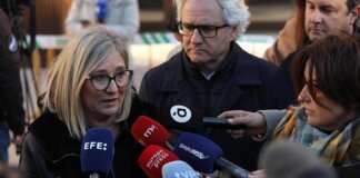 Mamen Peris ofrece declaraciones a la prensa sobre el relato de Pérez-Llorca