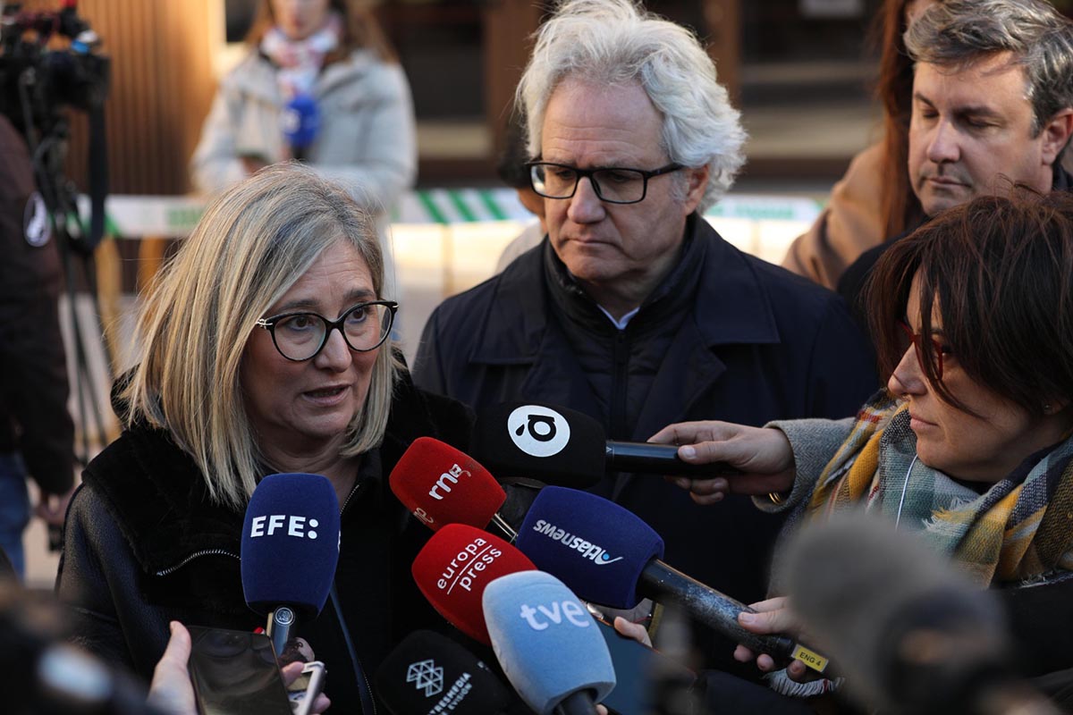 Mamen Peris ofrece declaraciones a la prensa sobre el relato de Pérez-Llorca