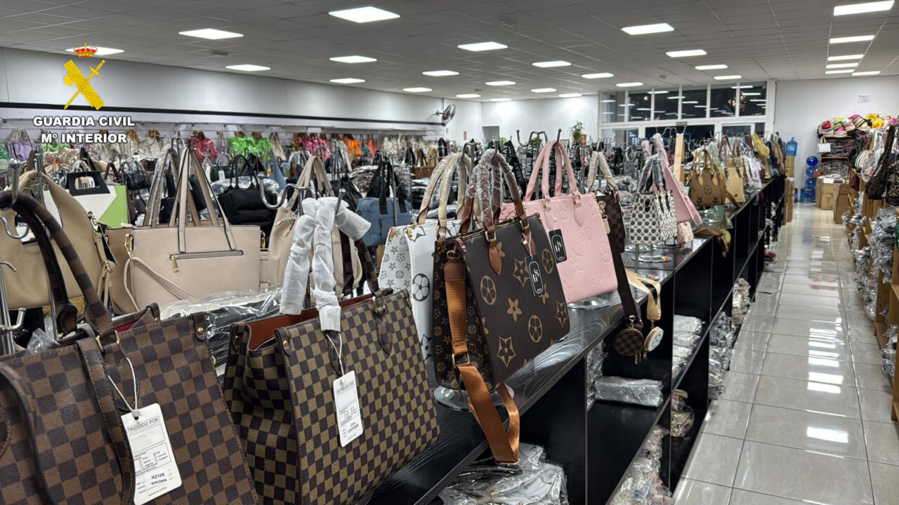 Vista de un local con múltiples bolsos falsificados en exhibición