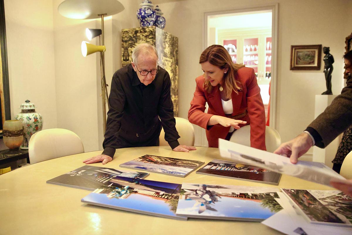 Manolo Valdés y la alcaldesa de Valencia revisando maquetas de arte