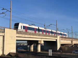 Tren de Metrovalencia cruzando un puente sobre una carretera