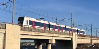 Metrovalencia destinará 3,5 millones al mantenimiento de sus puentes, viaductos y pasos inferiores Tren de Metrovalencia cruzando un puente sobre una carretera