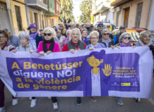 Más de un centenar de personas marcharon en Benetússer contra la violencia machista.