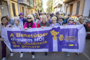 Más de un centenar de personas marcharon en Benetússer contra la violencia machista.