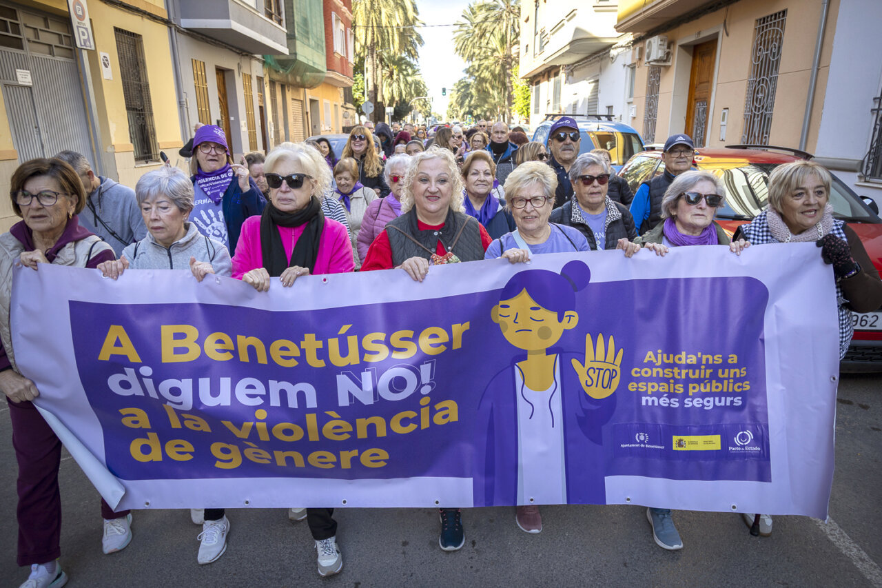 Más de un centenar de personas marcharon en Benetússer contra la violencia machista.