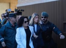Maribel Vilaplana declara que Carlos Mazón “atendía llamadas y escribía mensajes” durante la comida del día de la dana Maribel Vilaplana saliendo del juzgado acompañada de seguridad y periodistas