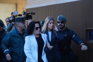 Maribel Vilaplana saliendo del juzgado acompañada de seguridad y periodistas