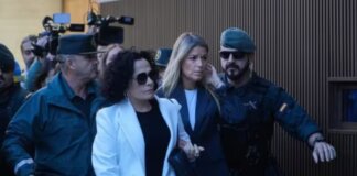 Maribel Vilaplana saliendo del juzgado acompañada de seguridad y periodistas