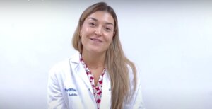 Marta Molina sonriente en un consultorio médico