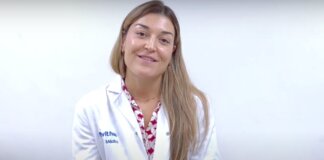 Marta Molina sonriente en un consultorio médico