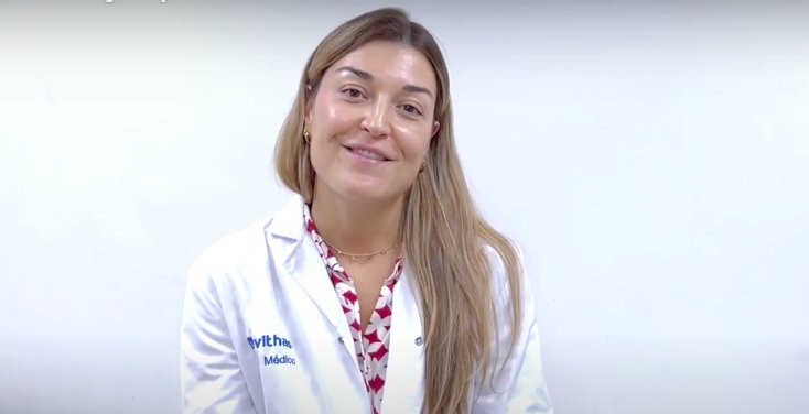 Marta Molina sonriente en un consultorio médico