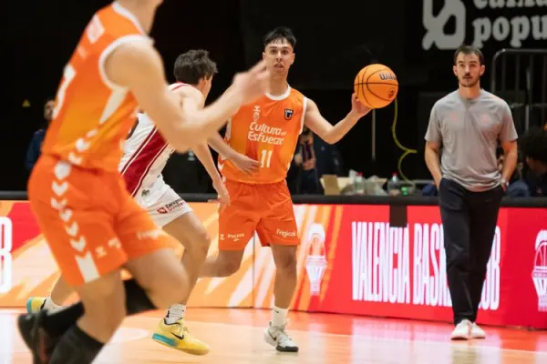 Jugador de Valencia Basket con balón en un partido emocionante