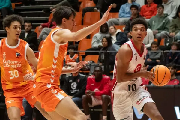 Jugadores de Valencia Basket en acción durante un partido emocionante.