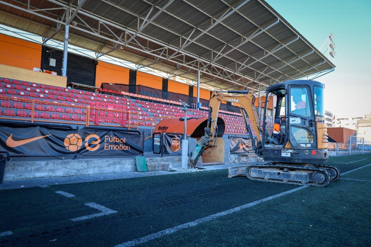 Obras de renovación en el campo de fútbol San Gregorio en Torrent.