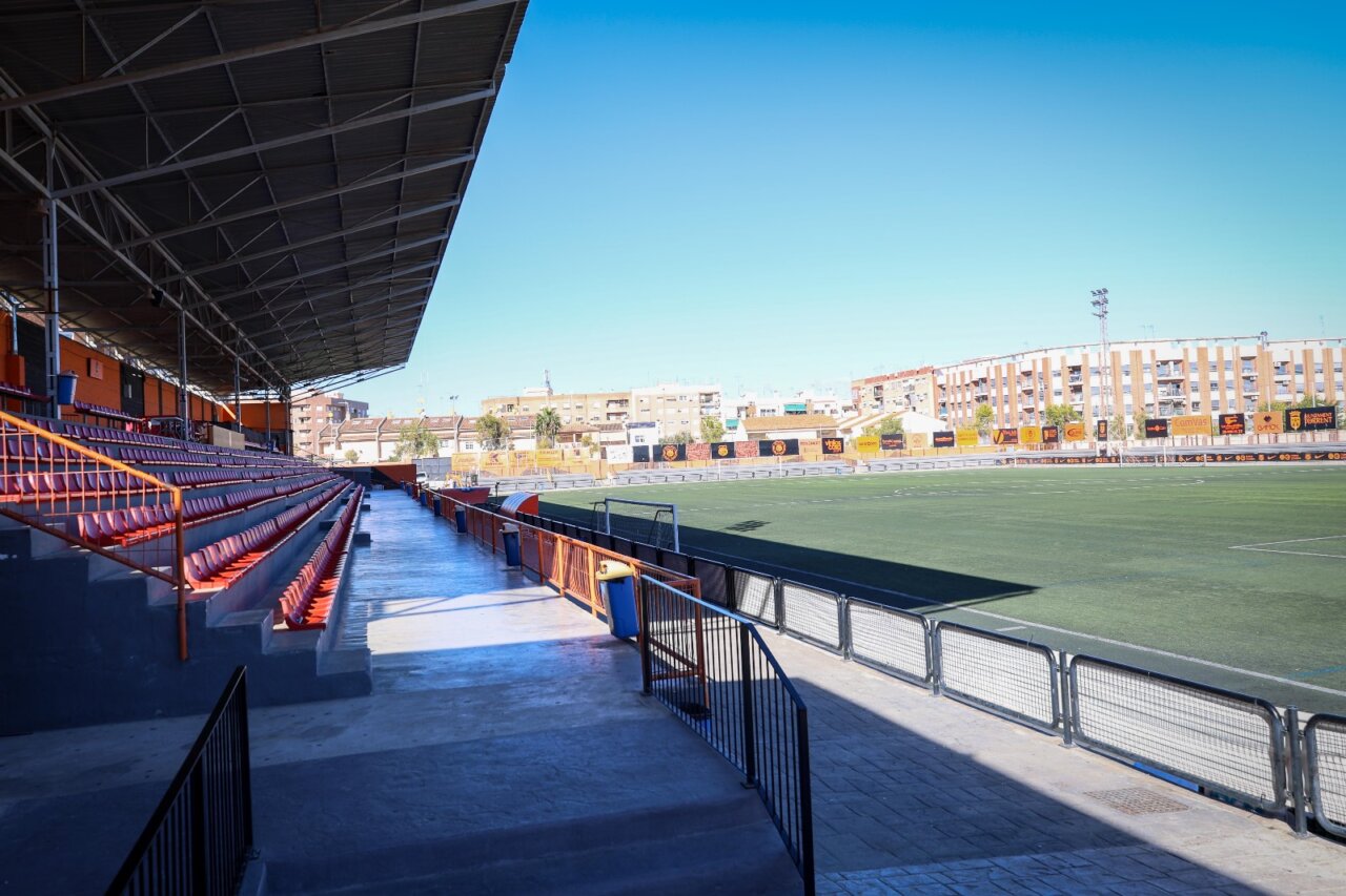 Vista del campo de fútbol San Gregorio en Torrent con gradas y césped