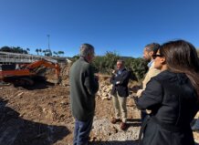 Una inversión de 10,2 millones del Consell permitirá mejorar la seguridad de los cauces urbanos en l’Horta Sud Visita de autoridades a las obras del Barranco de Picassent en Alcàsser