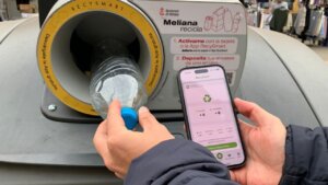 Persona usando la app RecySmart para reciclar envases en Meliana