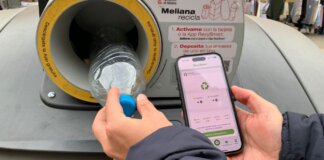 Persona usando la app RecySmart para reciclar envases en Meliana