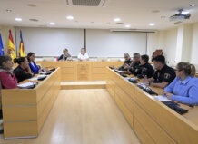 Reunión de coordinación contra el bullying en Paiporta con varias autoridades presentes.