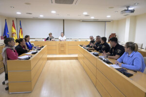 Reunión de coordinación contra el bullying en Paiporta con varias autoridades presentes.