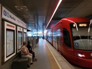 Tren del tranvía en la estación Marítim de Metrovalencia