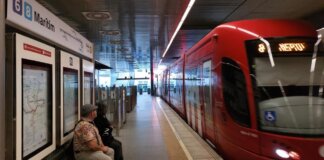 Tren del tranvía en la estación Marítim de Metrovalencia