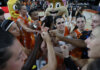 Jugadoras de Valencia Basket celebrando en el Roig Arena