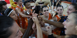 Valencia Basket se impone a Movistar Estudiantes y alcanza su cuarta victoria en LF Endesa Jugadoras de Valencia Basket celebrando en el Roig Arena