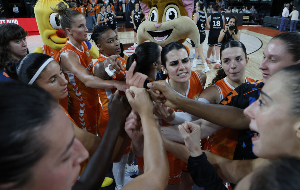 Jugadoras de Valencia Basket celebrando en el Roig Arena