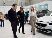 El ministro Carlos Cuerpo recorre Sedaví para conocer la recuperación económica tras la DANA.