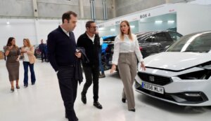 El ministro Carlos Cuerpo recorre Sedaví para conocer la recuperación económica tras la DANA.