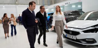 El ministro Carlos Cuerpo recorre Sedaví para conocer la recuperación económica tras la DANA.