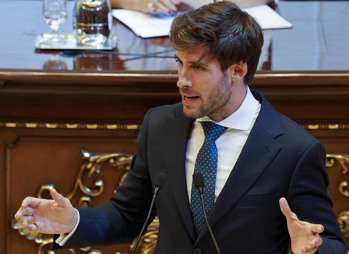 Concejal de Valencia discutiendo sobre la moción de la FEMP del 25-N