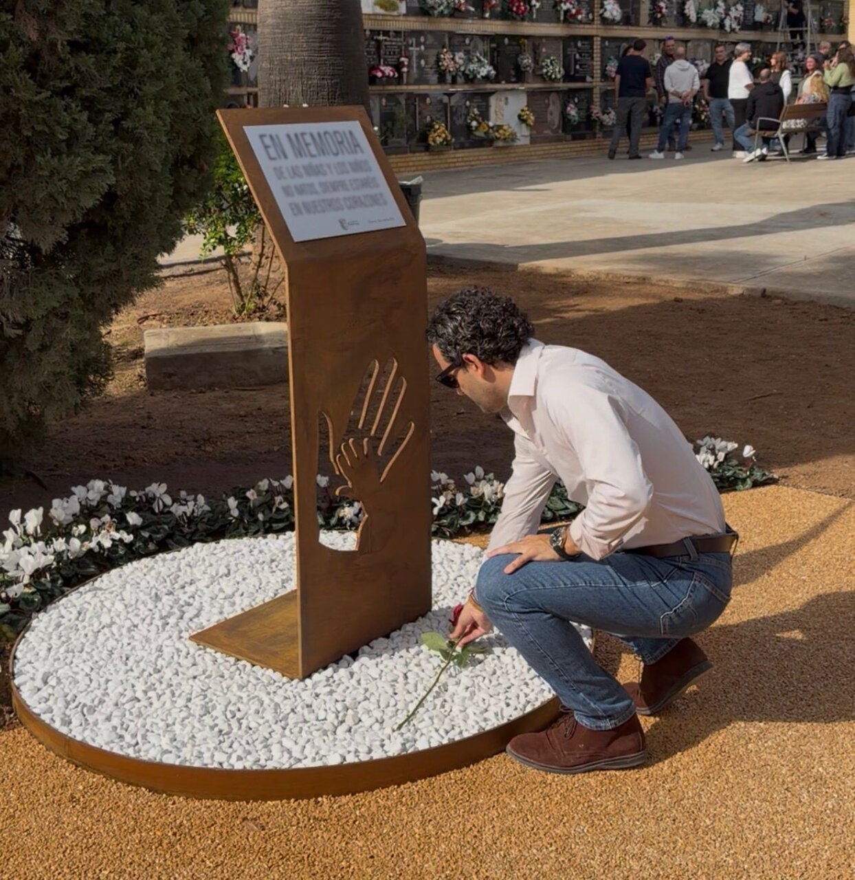 El Ayuntamiento de Paterna ha inaugurado un monolito en homenaje a los bebés nacidos sin vida, ofreciendo un espacio simbólico para las familias. Este monumento busca proporcionar consuelo y recordar las pequeñas vidas que dejaron una huella eterna. La iniciativa se enmarca en el compromiso del consistorio con las familias afectadas por la pérdida gestacional y neonatal.