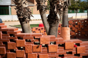 El monumento 'Unió' en Benetússer rinde homenaje a las víctimas de la riada.