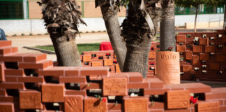 El monumento 'Unió' en Benetússer rinde homenaje a las víctimas de la riada.