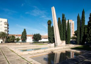 Monumento a las víctimas de las riadas en Valencia con agua y vegetación
