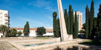 Monumento a las víctimas de las riadas en Valencia con agua y vegetación