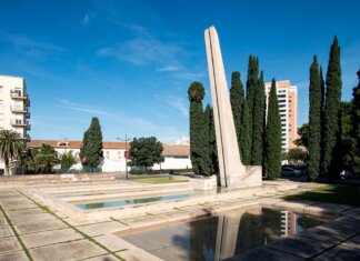 Monumento a las víctimas de las riadas en Valencia con agua y vegetación