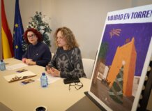 La Navidad de Torrent llega a todos los barrios con más actividades, más espacios y más presencia familiar Presentación de la programación navideña en Torrent con dos mujeres y un cartel