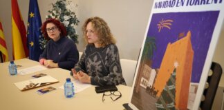 Presentación de la programación navideña en Torrent con dos mujeres y un cartel