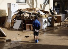 Niño observando escombros tras la DANA en Valencia