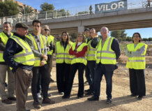 Grupo de personas en chalecos amarillos frente al nuevo puente de Paiporta